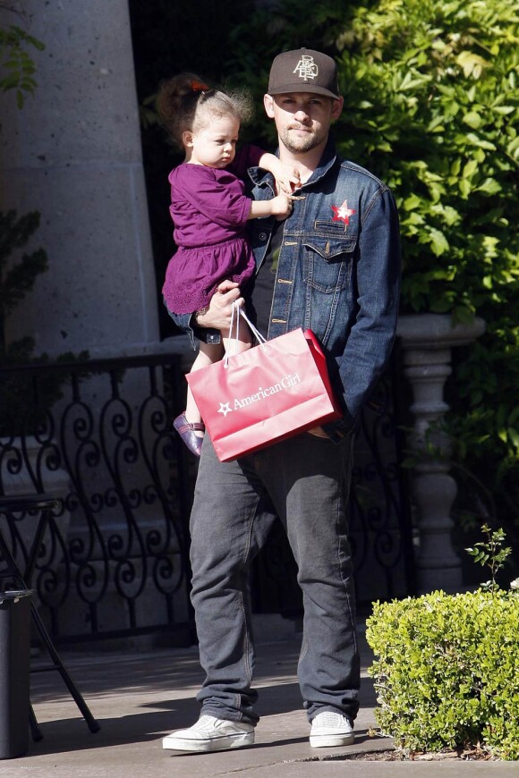 Joel Madden et sa fille Harlow faisant du shopping à Beverly Hills, le 3 mai 2010... Ils sont notamment passés par la boutique American Girl.