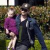 Joel Madden et sa fille Harlow faisant du shopping à Beverly Hills, le 3 mai 2010... Ils sont notamment passés par la boutique American Girl.
