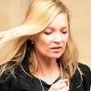 Kate Moss à Londres le 6 mai 2010 en pleine séance shopping