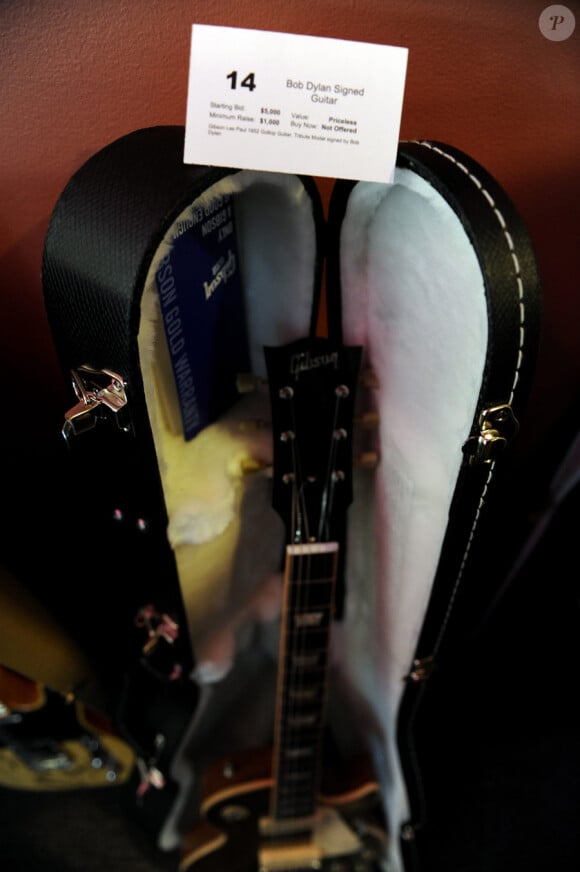 La soirée de ventes aux enchères caritatives au profit des sinistrés de Haïti, le 6 mai 2010 à New York : la guitare de Bob Dylan