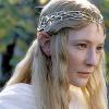 Cate Blanchett fait partie de la saga du Seigneur des anneaux réalisée par Peter Jackson : elle joue la belle et mystérieuse Galadriel, reine des elfes