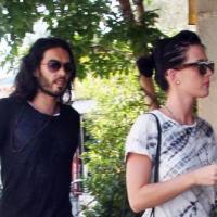 Quand Katy Perry donne des leçons à son fiancé Russell Brand... ça le fait transpirer !