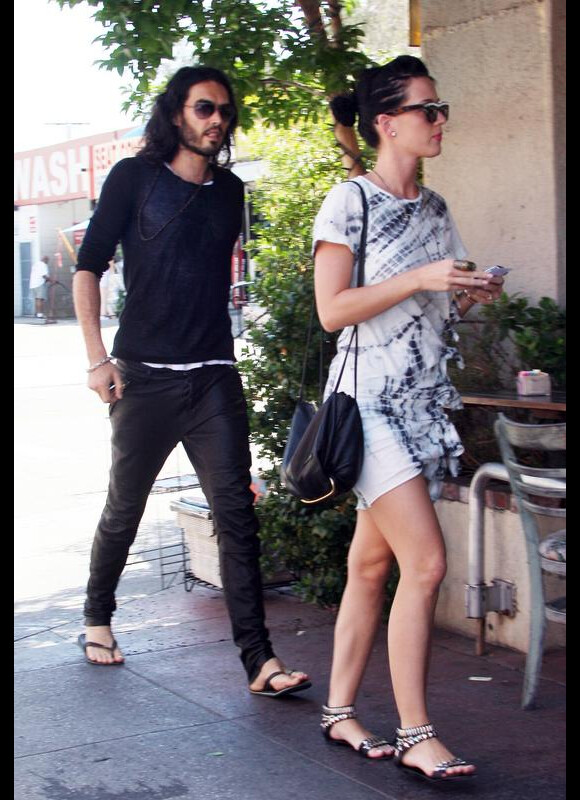 Katy Perry et son fiancé Russell Brand ont déjeuné ensemble à Silverlake le 8 mai 2010 et Katy s'apprête à donner des leçons de conduite à son amoureux