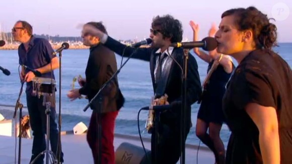Matthieu Chedid était l'invité du Grand Journal, à Cannes, le 17 mai 2010 !