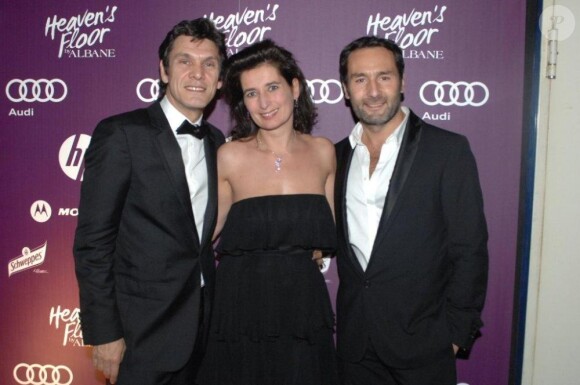 Marc Lavoine et Gilles Lellouche au "Heaven's Floor by Albane", le club éphémère de la reine des nuits cannoises Albane Cléret, où toutes les stars passent leurs soirées à Cannes, en mai 2010.