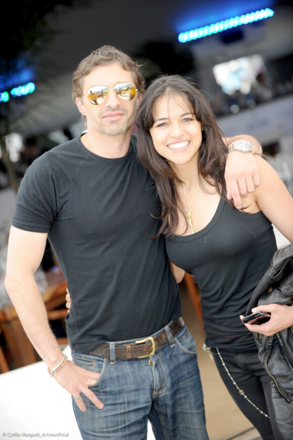 Olivier Martinez et Michelle Rodriguez sur la plage du Nikki Beach, à Cannes, le 20 mai 2010