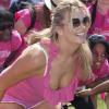 La sculpturale Penny Lancaster, comme chaque année, participe en mai 2010 à la Pink Ribbon Walk au profit de la recherche contre le cancer du sein... Et toujours irrésistible !