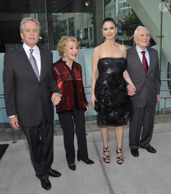 Michael Douglas, Anne Buydens Douglas, Catherine Zeta-Jones et Kirk Douglas lors de la 37e édition du gala des Chaplin Awards à New York le 24 mai 2010
