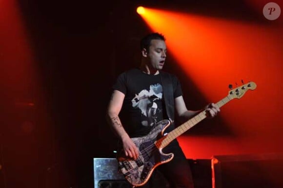 Muse en concert privé au Casino de Paris, le 25 mai 2010. Ici CHristopher Wolstenholme