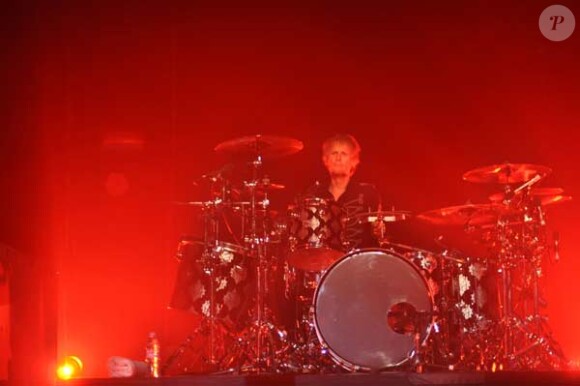 Muse en concert privé au Casino de Paris, le 25 mai 2010. Ici Dominic Howard