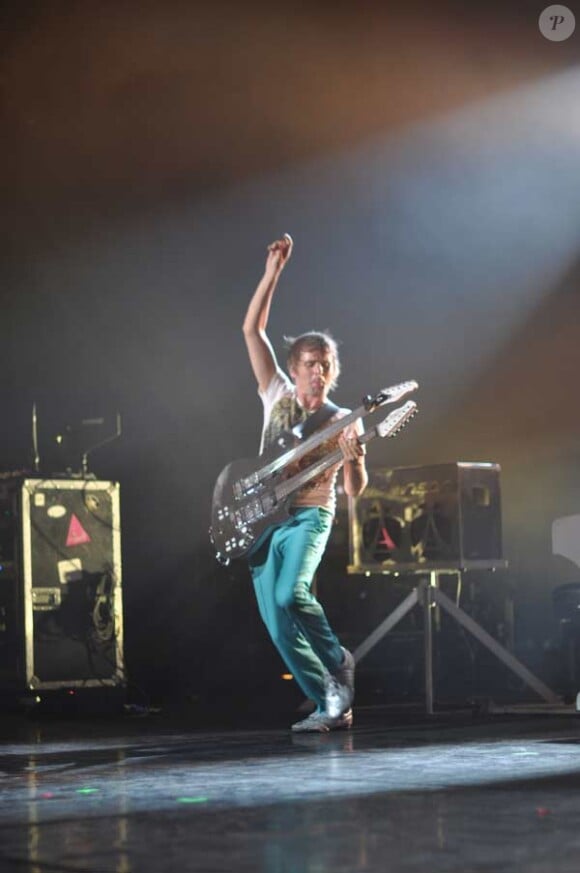 Muse en concert privé au Casino de Paris, le 25 mai 2010. Matthew Bellamy et sa guitare à deux branches, une Manson.