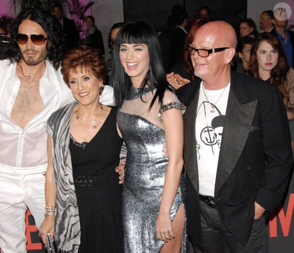 Russell Brand, Katy Perry et les parents de cette dernière, lors de l'avant-première de Get him to the Greek à Los Angeles le 25 mai 2010