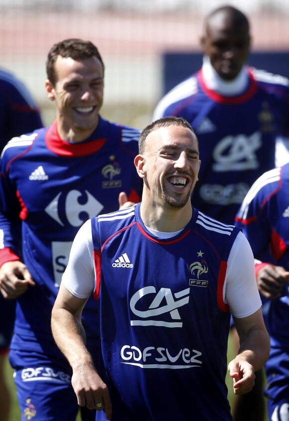 Franck Ribéry s'est envolé pour la Tunisie avec l'équipe de France avec sa femme Wahiba et leurs deux enfants.
