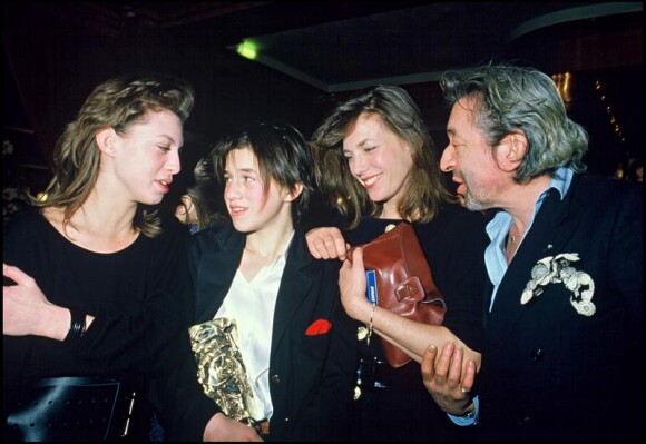 Charlotte Gainsbourg avec sa demi soeur Kate Barry, sa mère Jane Birkin et son père Serge Gainsbourg, en 1986