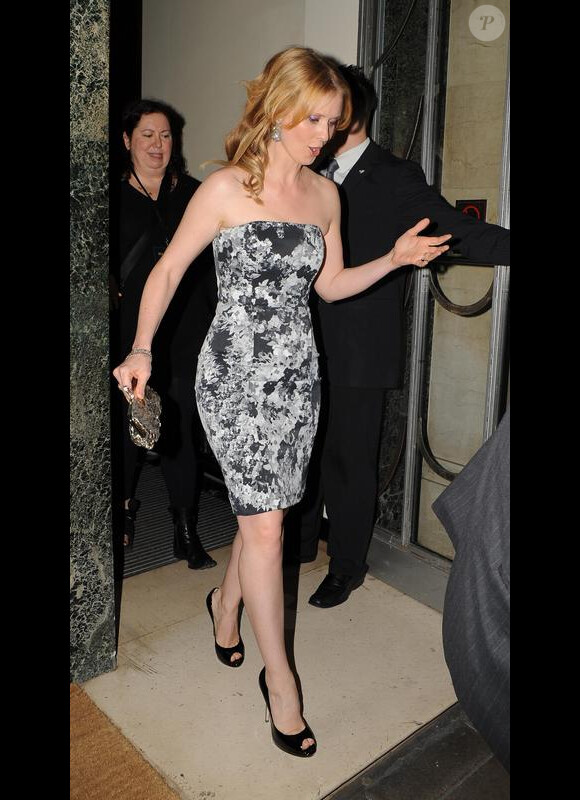Cynthia Nixon à la sortie de leur hôtel londonien le 27 mai 2010 se rend à une soirée de folie !
