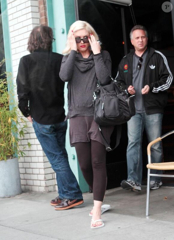 Gwen va déjeuner avec Tony Kanal, son ex-boyfriend et membre du groupe No Doubt. Mai 2010