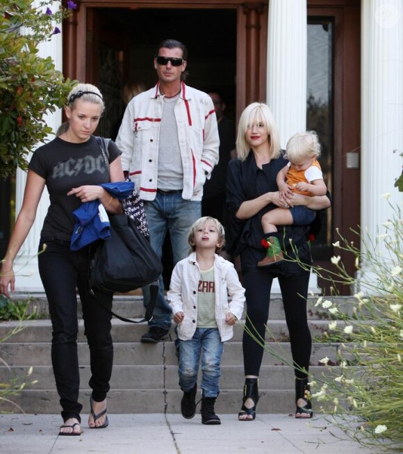 Gwen Stefani, Gavin Rossdale, Zuma et Kingston vont chez des amis pour un barbecue, à West Hollywood. Mai 2010