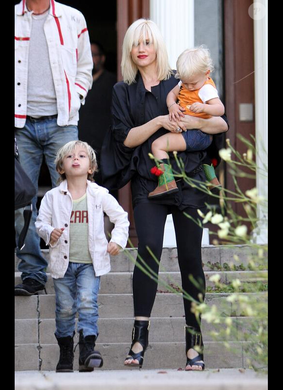 Gwen Stefani, Gavin Rossdale, Zuma et Kingston vont chez des amis pour un barbecue, à West Hollywood. Mai 2010