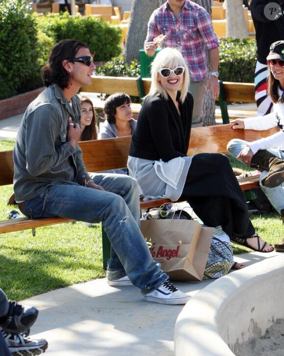 Gwen, Gavin et leurs deux bouts d'chou vont faire du shopping, puis se rendent au parc, à Malibu. Mai 2010