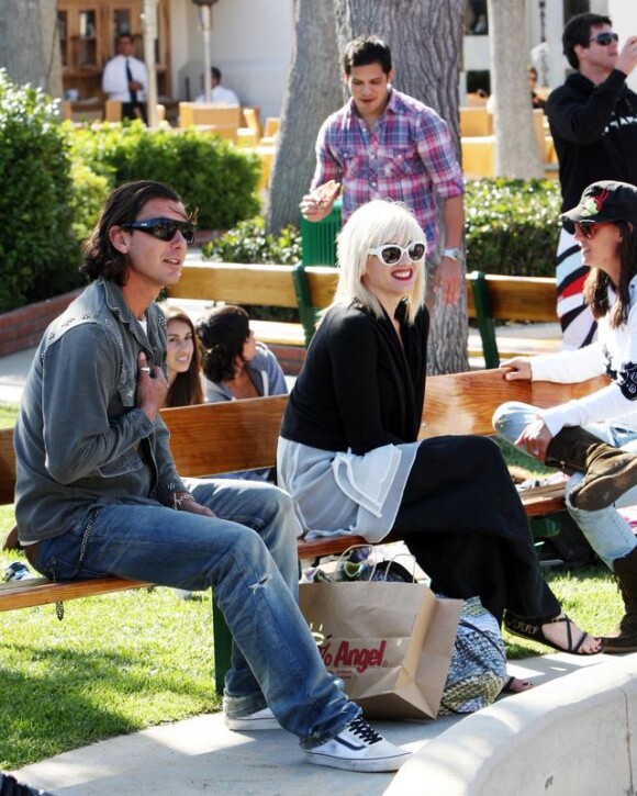 Gwen, Gavin et leurs deux bouts d'chou vont faire du shopping, puis se rendent au parc, à Malibu. Mai 2010