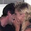 Paris Hilton et Adrien Brody, très proches lors de la soirée Fuck Me i'M Famous au Baoli à Cannes lors du 63e Festival de Cannes le 19 mai 2010