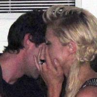 Paris Hilton : Surprise en plein flirt avec le beau Adrien Brody !
