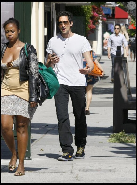 Adrien Brody se promène sur Melrose Avenue à Los Angeles le 21 mai 2010