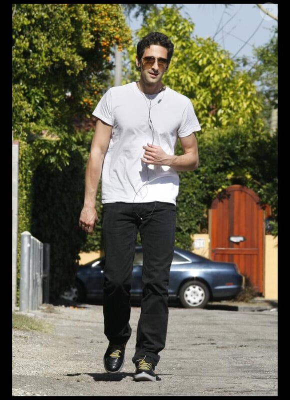 Adrien Brody se promène sur Melrose Avenue à Los Angeles le 21 mai 2010