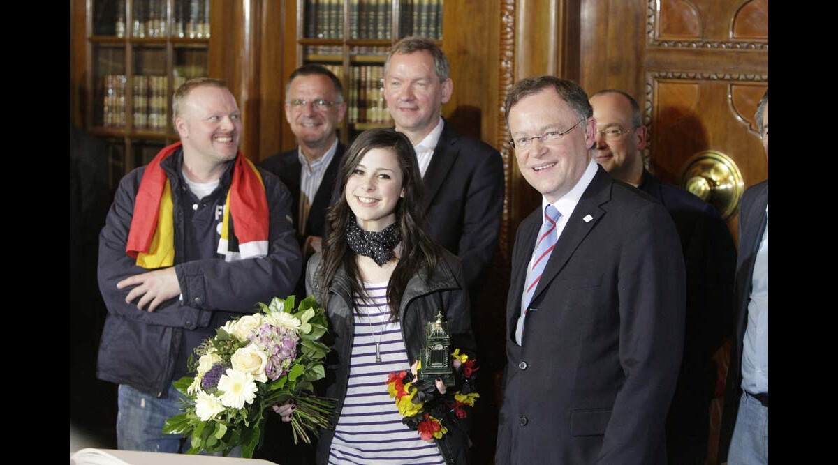 La gagnante de lEurovision 2010 fait un retour triomphal en Allemagne,  mais son passé sexy ressurgit ! - Purepeople