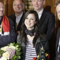 La gagnante de l'Eurovision 2010 fait un retour triomphal en Allemagne, mais son passé sexy ressurgit !