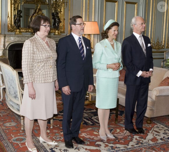 Eva et Olle Westling, parents de Daniel, la reine Silvia et le roi Carl XVI Gustaf lors de la publication des bans du mariage de Victoria de Suède et de Daniel Westling à Stockholm le 30 mai 2010