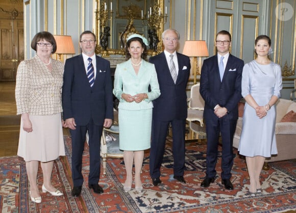 Eva et Olle Westling, parents de Daniel, la reine Silvia et le roi Carl XVI Gustaf ainsi que les futurs mariés lors de la publication des bans du mariage de Victoria de Suède et de Daniel Westling à Stockholm le 30 mai 2010
