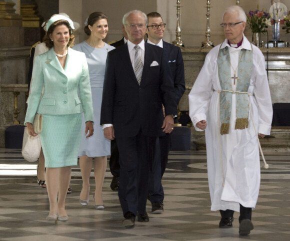 La reine Silvia et le roi Carl XVI Gustaf lors de la publication des bans du mariage de Victoria de Suède et de Daniel Westling à Stockholm le 30 mai 2010