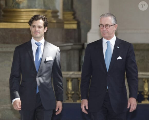 A gauche, le prince Carl Philip, lors de la publication des bans du mariage de Victoria de Suède et de Daniel Westling à Stockholm le 30 mai 2010