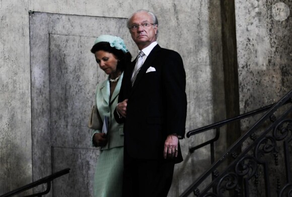 La reine Silvia et le roi Carl XVI Gustaf lors de la publication des bans du mariage de Daniel Westling et de Victoria de Suède le 30 mai 2010