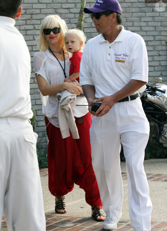 Gwen Stefani et son fils Zuma lors du Memorial Day à Malibu le 31 mai 2010