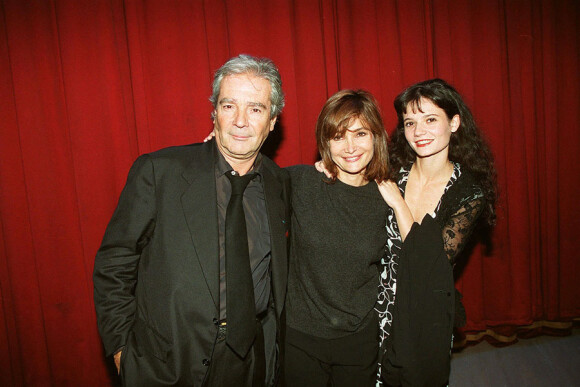 Evelyne Bouix entourée par Pierre Arditi et sa fille Salomé Lelouch en septembre 2001