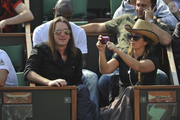 Hélène Ségara et Mathieu Lecat, son époux, au tournoi de Roland-Garros. 2/06/2010