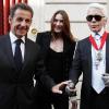 Karl Lagerfeld, Carla Bruni et Karl Lagerfeld honoré par Nicolas Sarkozy le 3 juin 2010 à L'Elysée