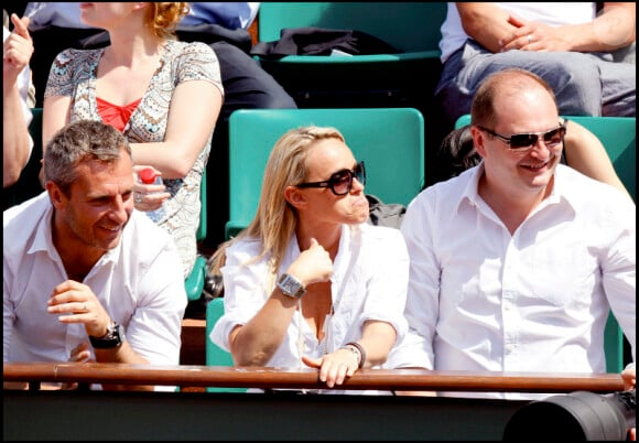 Cécile de Ménibus entouré de ses deux hommes : Yann Delaigue et Cauet (3 juin 2010 à Roland Garros)