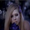 Avril Lavigne présente son nouveau parfum Forbidden Rose, commercialisé en juillet.