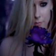 Avril Lavigne présente son nouveau parfum Forbidden Rose, commercialisé  en juillet.