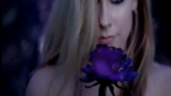 Regardez Avril Lavigne se transformer en princesse sensuelle aux inspirations emo-gothiques...