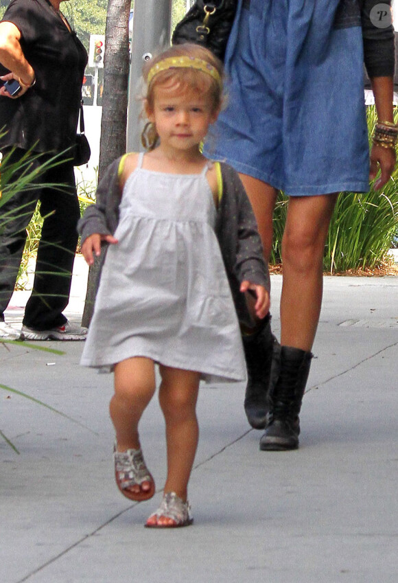Jessica Alba dans les rues de Beverly Hills avec son mari et sa fille  Honor, le 5 juin 2010