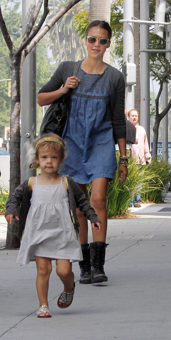 Jessica Alba dans les rues de Beverly Hills avec son mari et sa fille Honor, le 5 juin 2010
