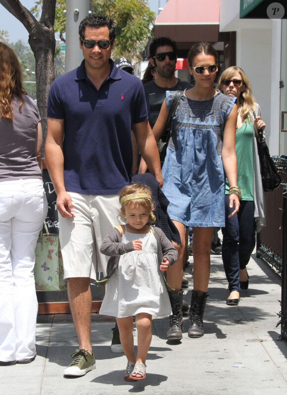 Jessica Alba avec son mari Cash Warren et leur petite Honor vont bruncher à Beverly Hills, le 5 juin 2010