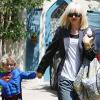 Gwen Stefani accompagne Kingston à un anniversaire, le 5 juin 2010. Il est maquillé en Spiderman et porte un costume de Superman !!!