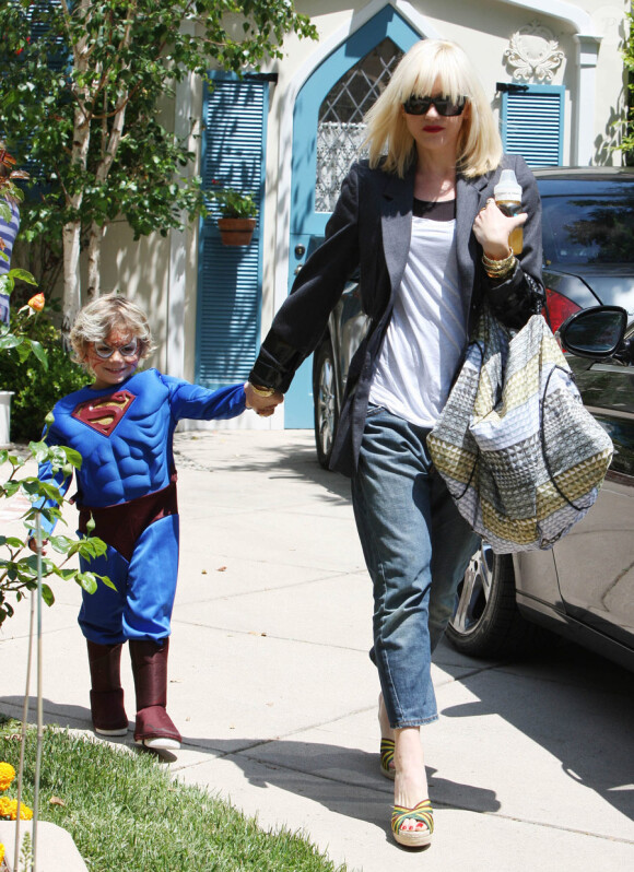 Gwen Stefani accompagne Kingston à un anniversaire, le 5 juin 2010. Il est maquillé en Spiderman et porte un costume de Superman !!!