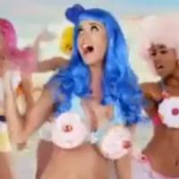 Katy Perry porte à merveille le soutien gorge... en cupcakes !
