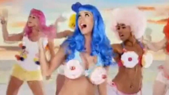 Katy Perry porte à merveille le soutien gorge... en cupcakes !